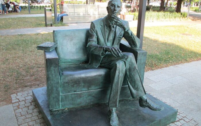The Jan Karski Statue in Warsaw. (photo: Dr. Avishai Teicher)
