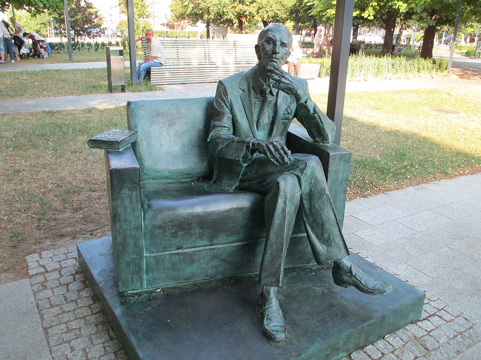 The Jan Karski Statue in Warsaw. (photo: Dr. Avishai Teicher)